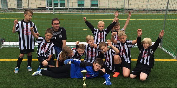 files/preussen/aktuelles/2014-2015/nachwuchs/staffelsieger-mit-pokal.jpg